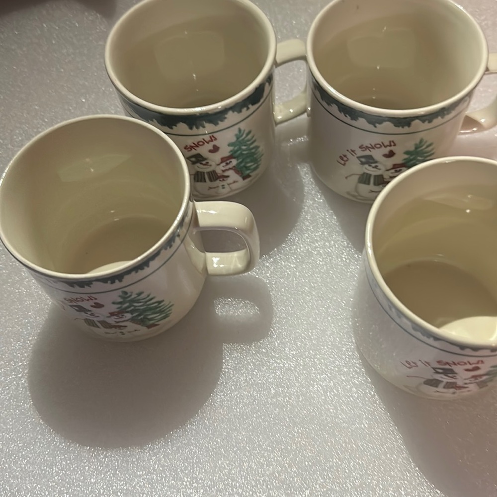 𝅺set of 4 Vintage “Let It Snow” Mugs